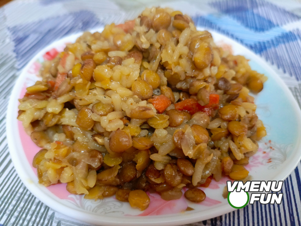 Чечевица тушёная с луком, морковью и рисом