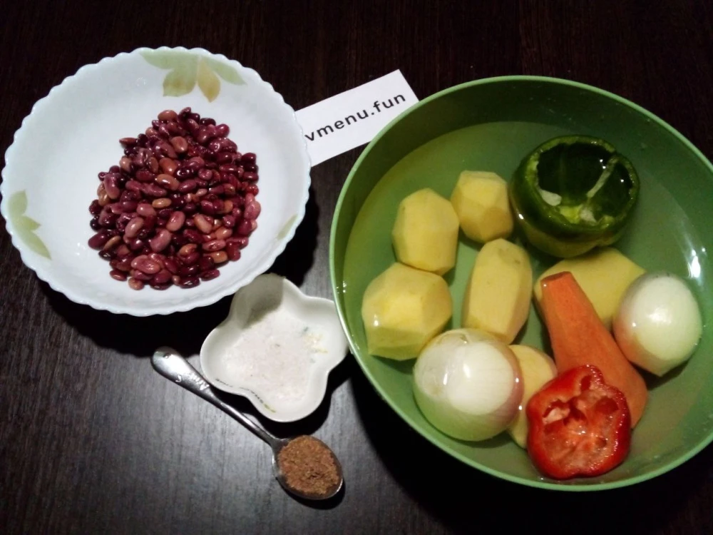 Суп из красной фасоли с картофелем, болгарским перцем, луком и морковью