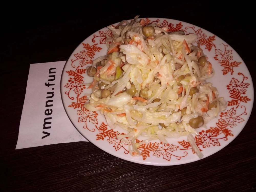 Салат из капусты с зелёным горошком, яблоком