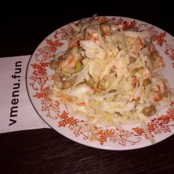Салат из капусты с зелёным горошком, яблоком