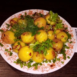 Картофель сваренный в мундире и обжаренный с луком