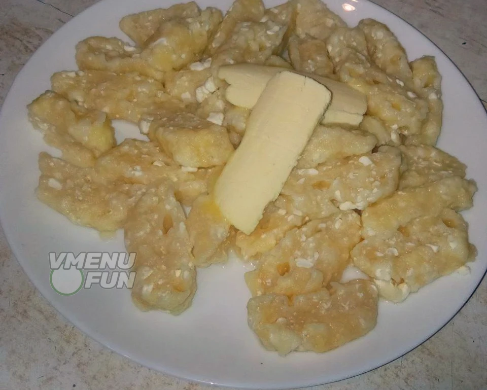 Ленивые вареники с творогом. Отварные кусочки теста смешанного с творогом
