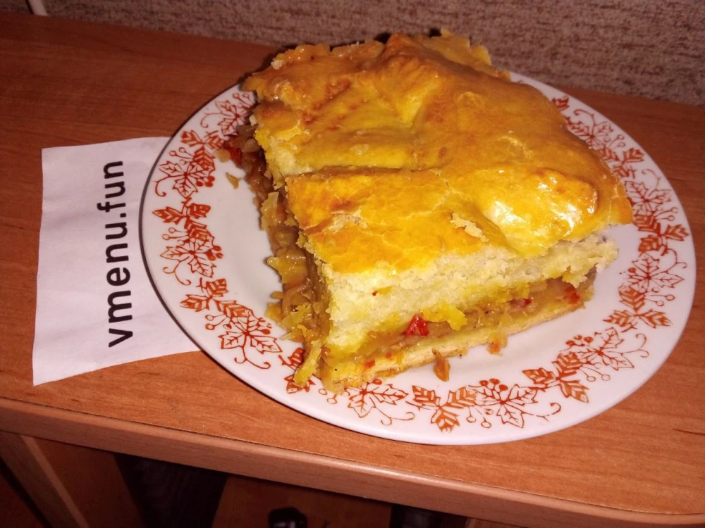 Большой пирог с начинкой из тушёной капусты
