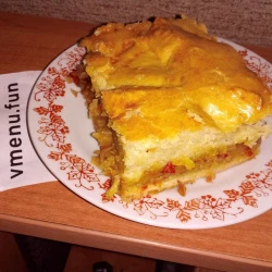 Большой пирог с начинкой из тушёной капусты