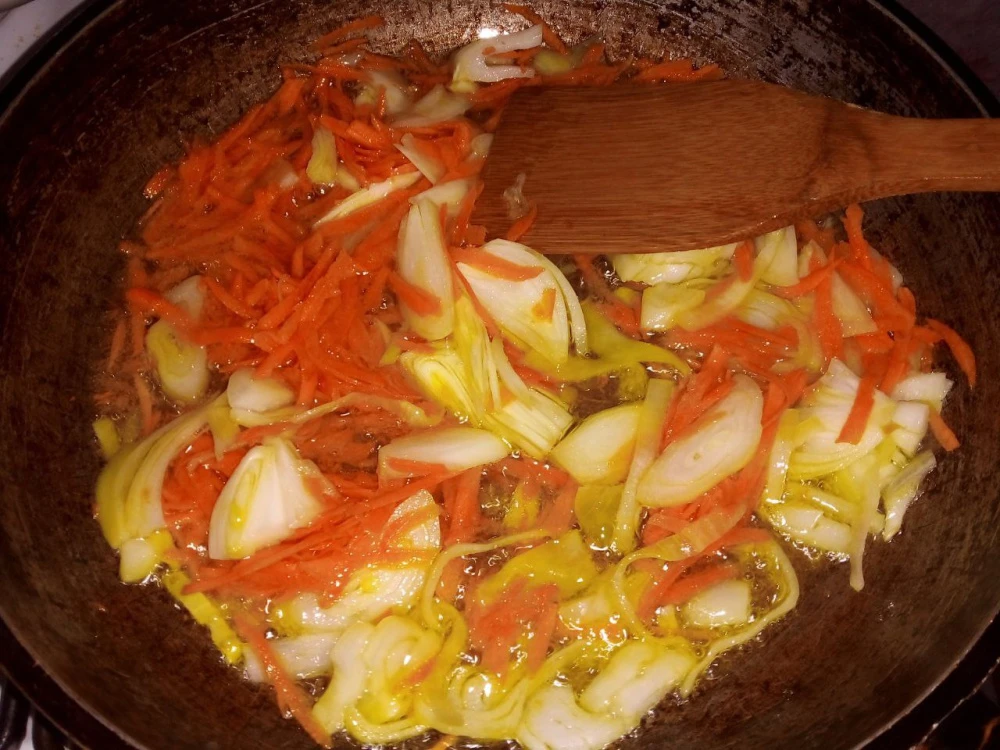 Обжарка лука и моркови