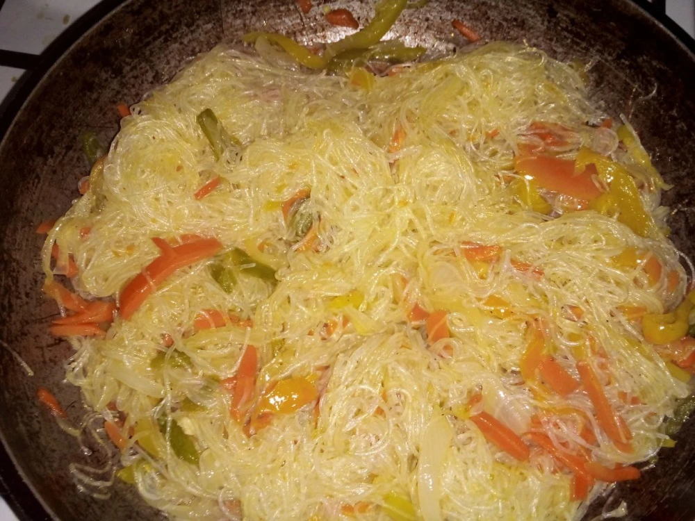 Перемешать фунчозу с овощами