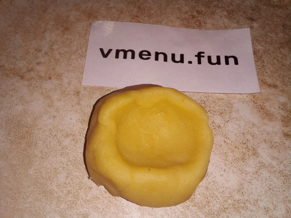 Сделать углубление в кусочке теста