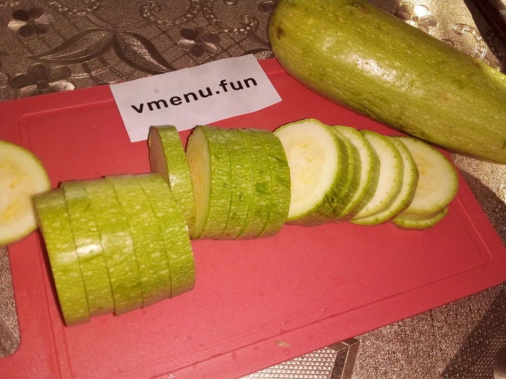 Нарезать кабачки
