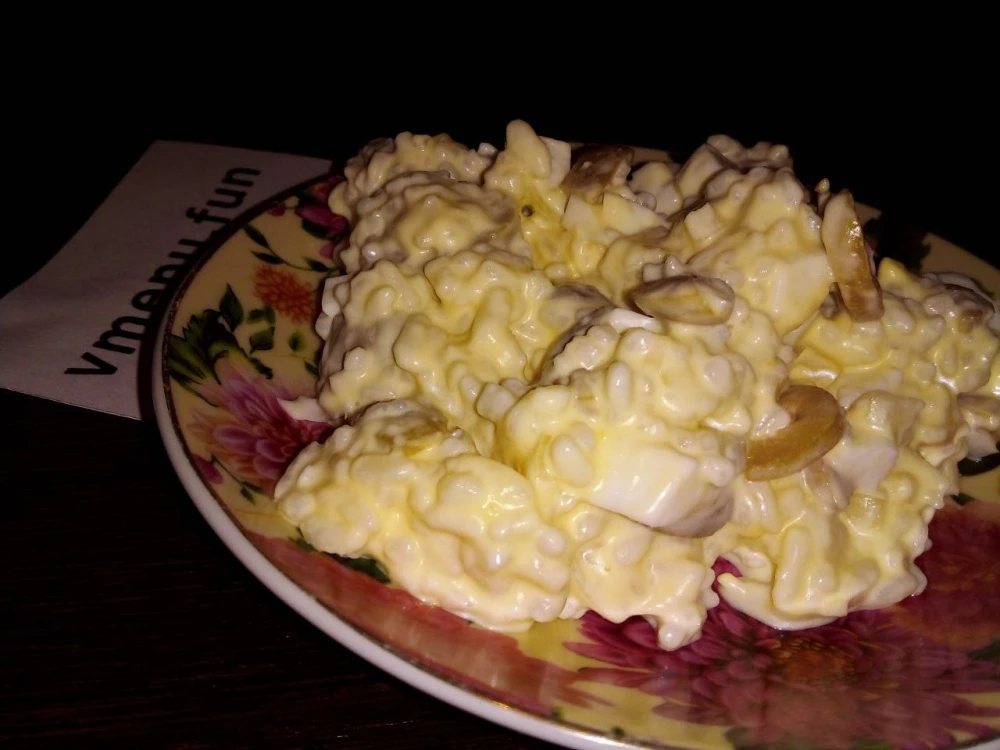 Рисовый салат с яйцами, оливками и майонезом