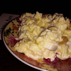 Рисовый салат с яйцами и оливками