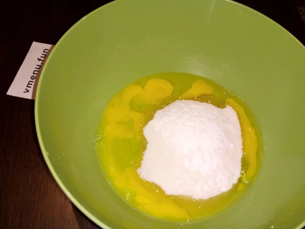 Взбить яйца с сахаром