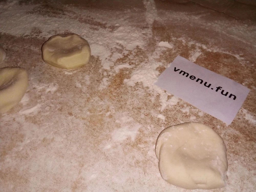 Нарезать тесто