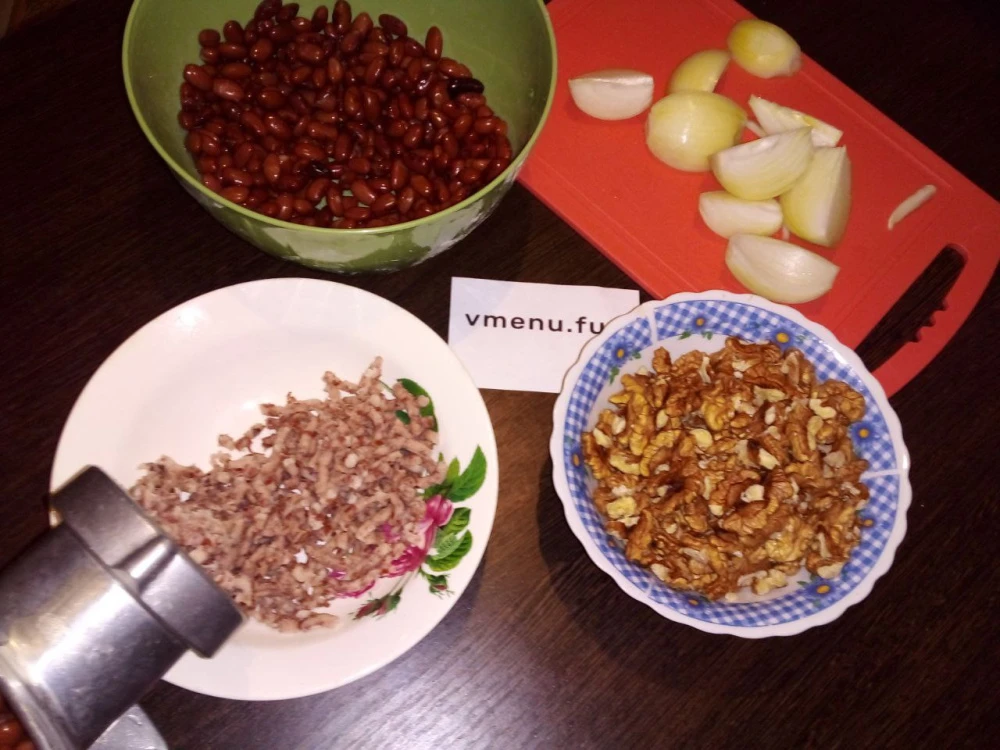 Пропустить ингредиенты через мясорубку