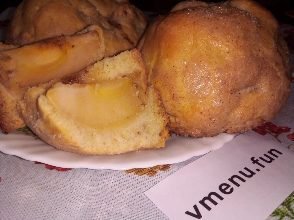 Целое яблоко запечённое в тесте с корицей