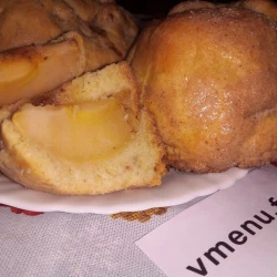 Целое яблоко запечённое в тесте с корицей