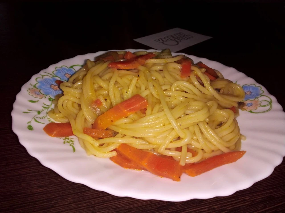 Спагетти тушеные с морковью, луком и специями