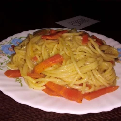 Спагетти тушеные с морковью, луком и специями
