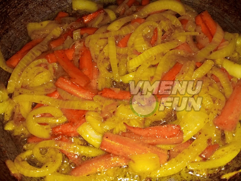 Обжарить лук и морковь