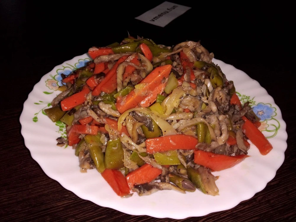 Вешенки тушеные с морковью и стручковой фасолью