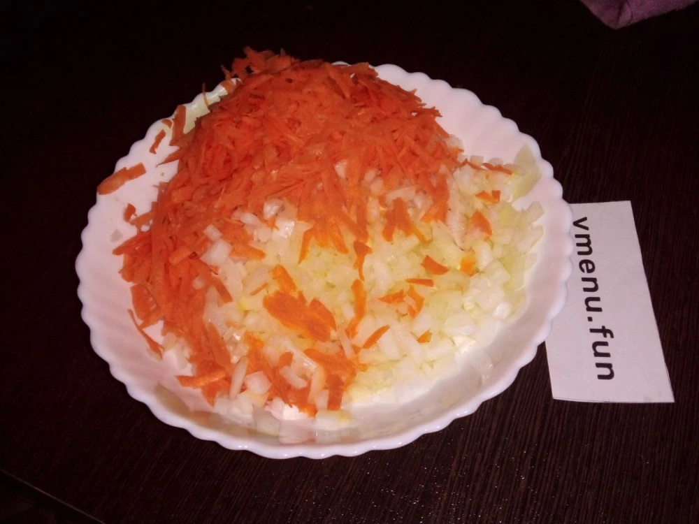 Измельчить лук и морковь