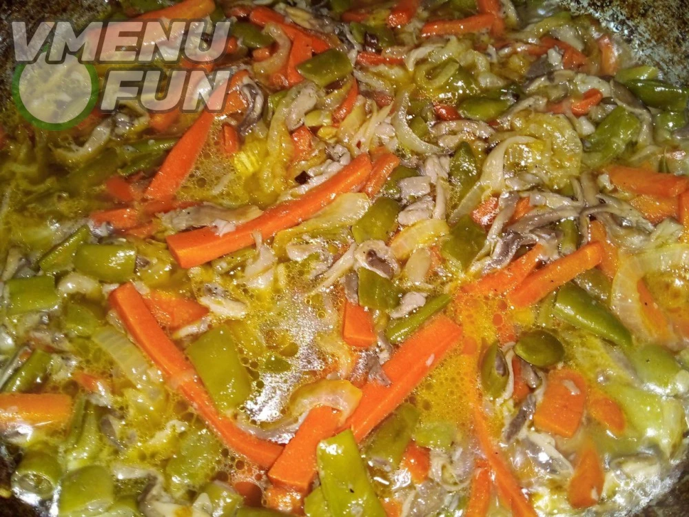 Обжарить грибы с овощами