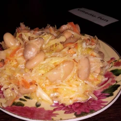 Салат из капусты с фасолью
