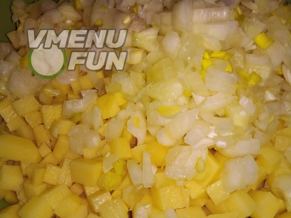 Нарезать картофель и лук