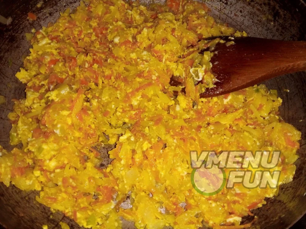 Обжарить овощи с яйцом