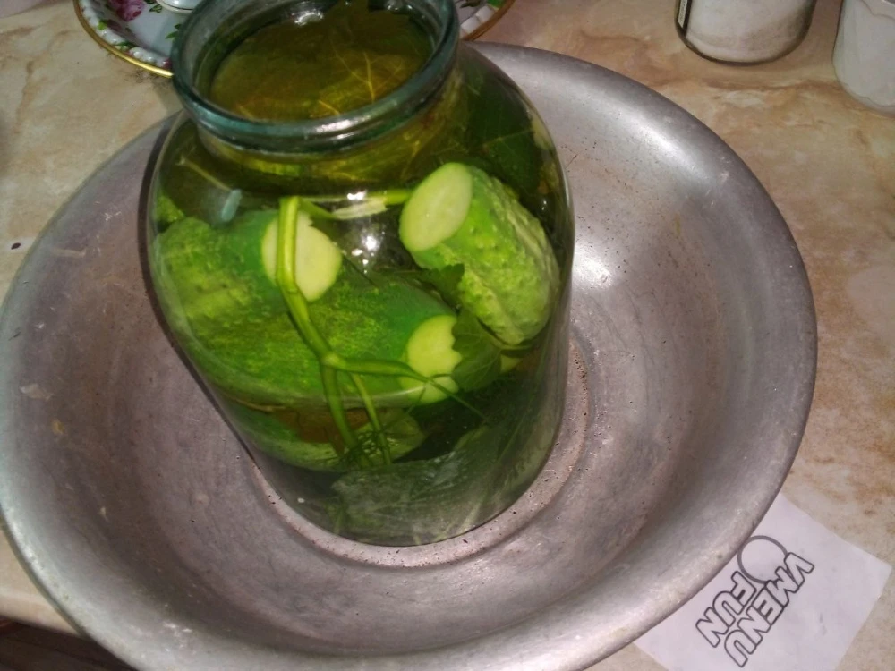 Залить огурцы рассолом