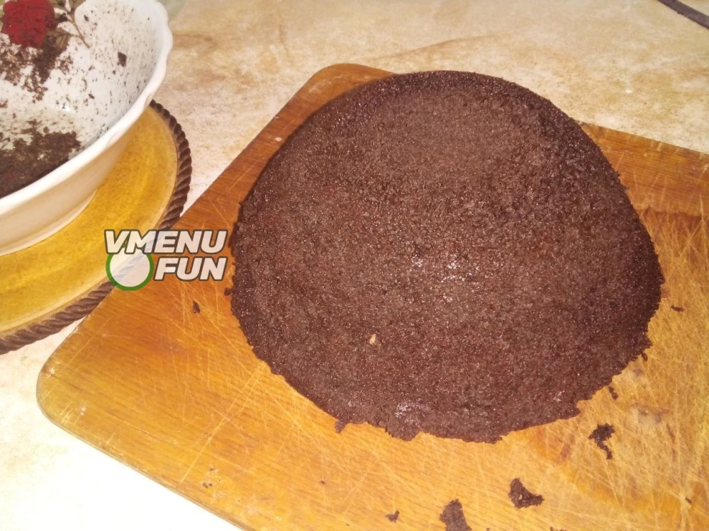 Достать пирог из формы и разрезать