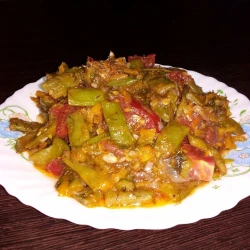 Стручковая фасоль обжаренная с луком, морковью и помидором