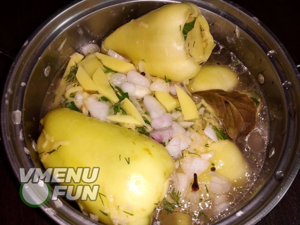 Сложить перцы в кастрюлю