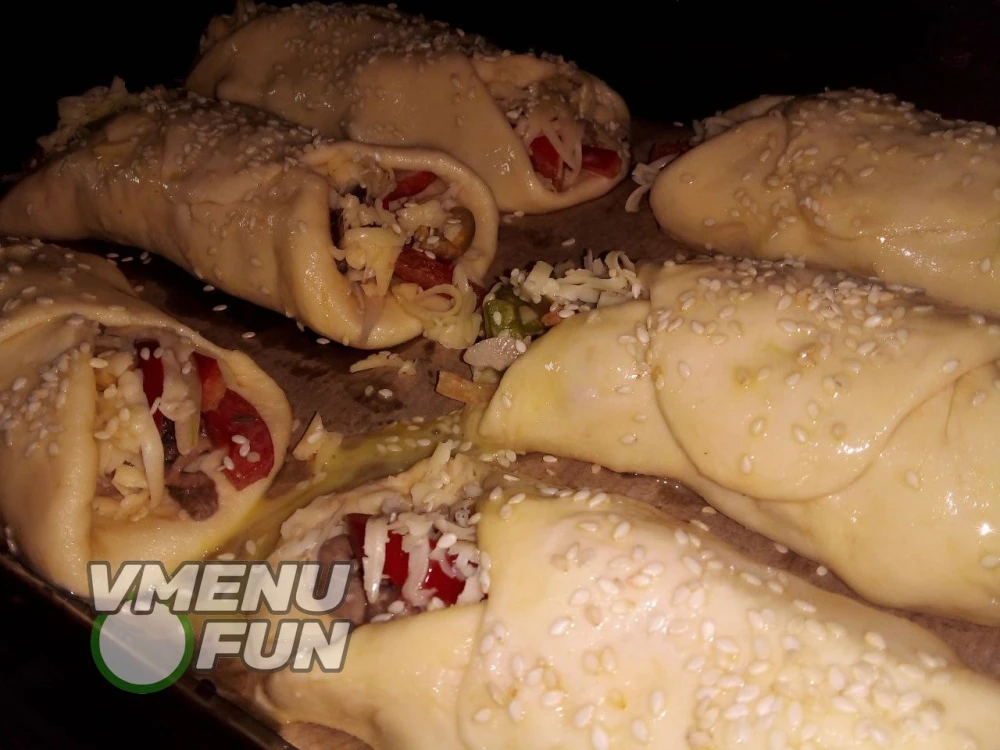 Смазать яйцом и посыпать кунжутом