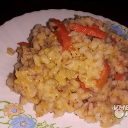 Перловка тушёная с луком и морковью
