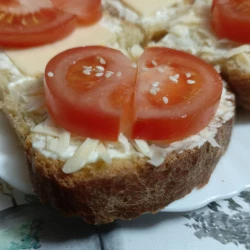 Бутерброды с помидорами и сыром