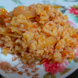 Отварной рис с луком, томатом и морковью