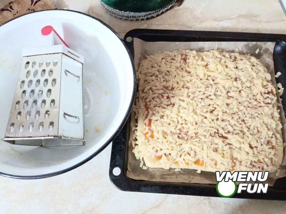 Посыпать стружкой из теста