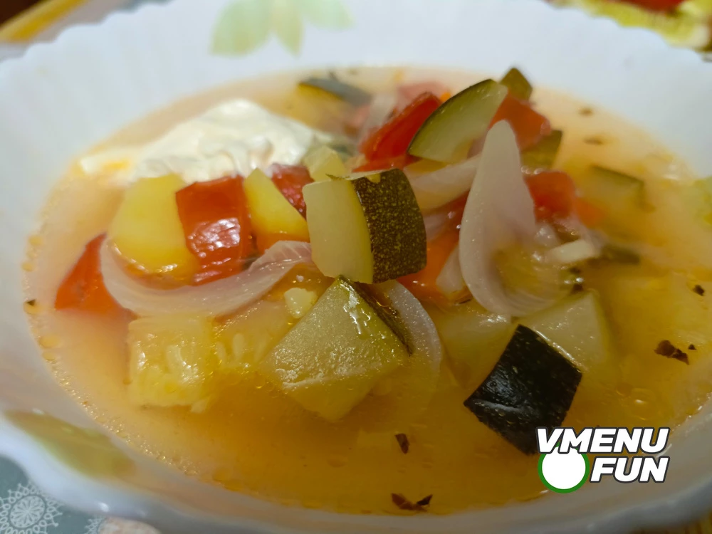 Овощной суп с кабачками и чесноком